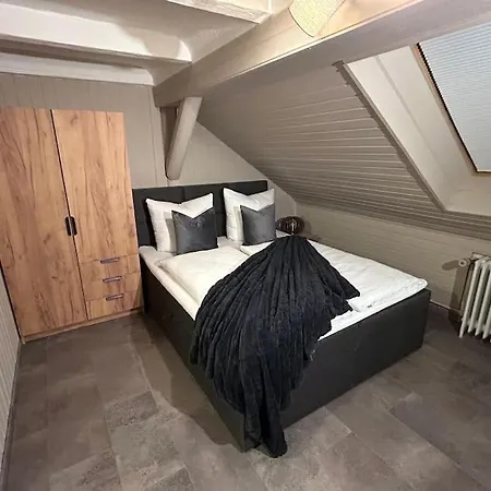 Univers 4&4a באד הרצבורג