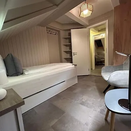 Univers 4&4a באד הרצבורג