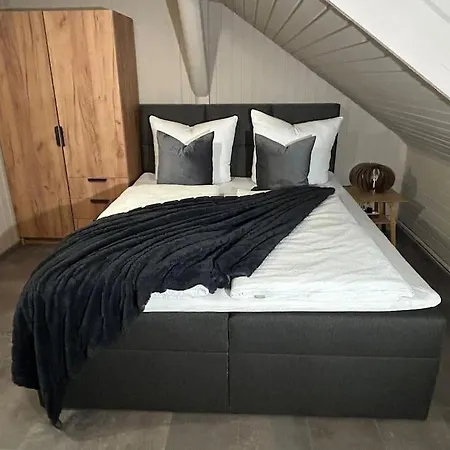 Univers 4&4a アパート