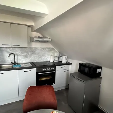 Univers 4&4a アパート